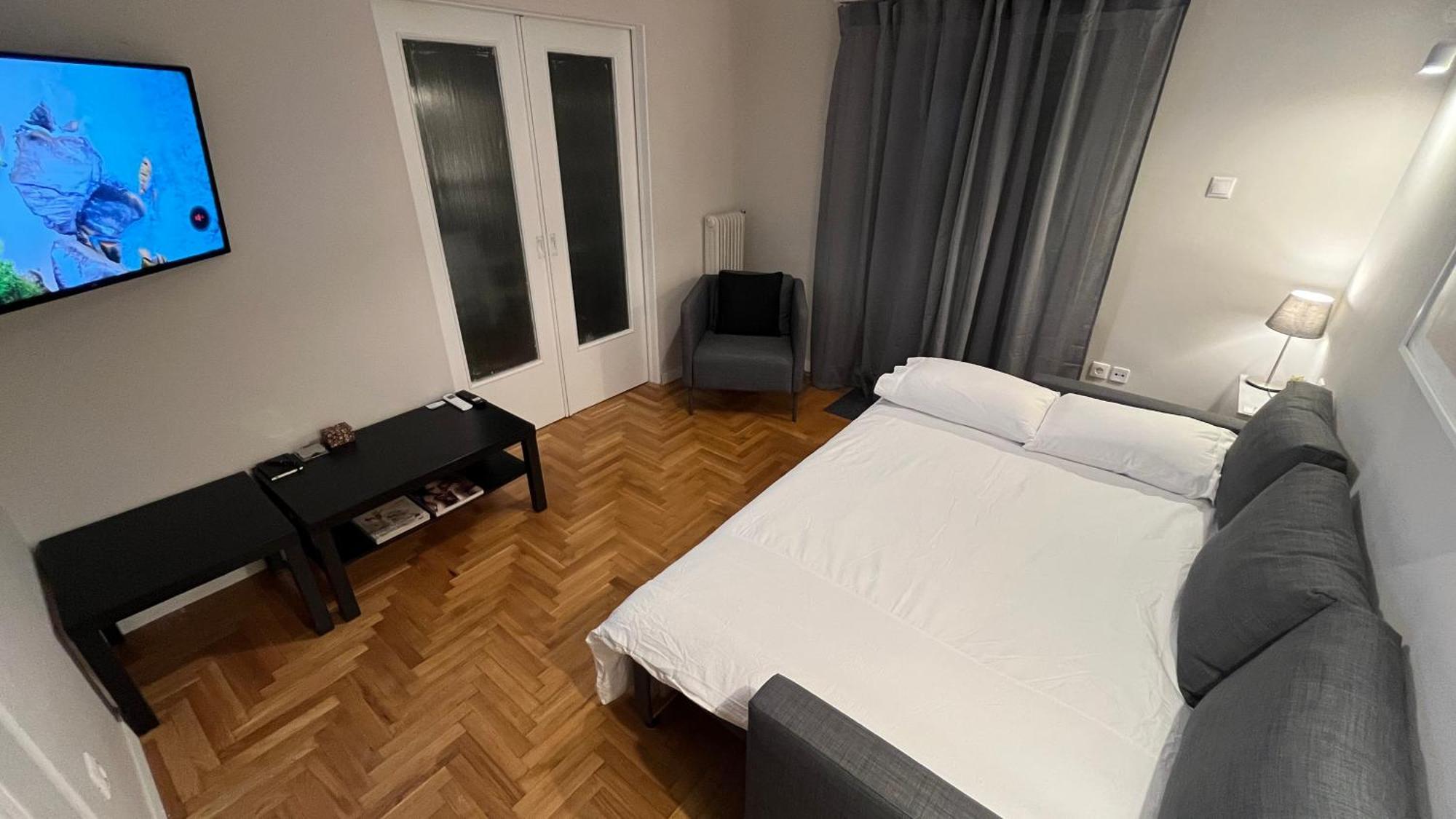 4 Newly Renovated Charming Apartments Steps From Panormou Metro Station Athens Bilik gambar