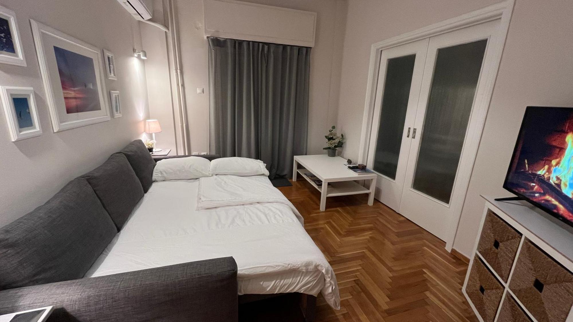 4 Newly Renovated Charming Apartments Steps From Panormou Metro Station Athens Bilik gambar